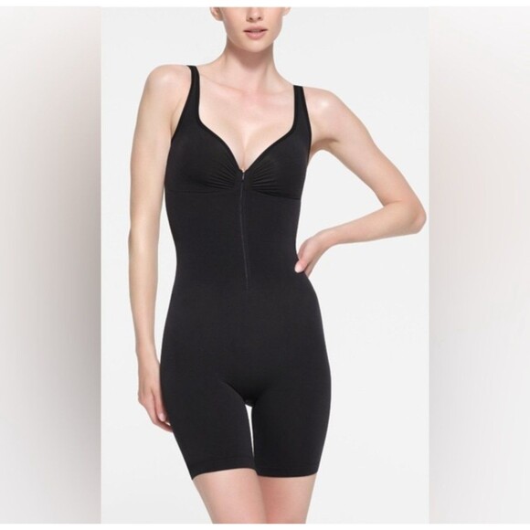 SEAMLESS SCULPT ZIP FRONT Scoop Neck mid thigh bodysuit - Picture 2 of 9